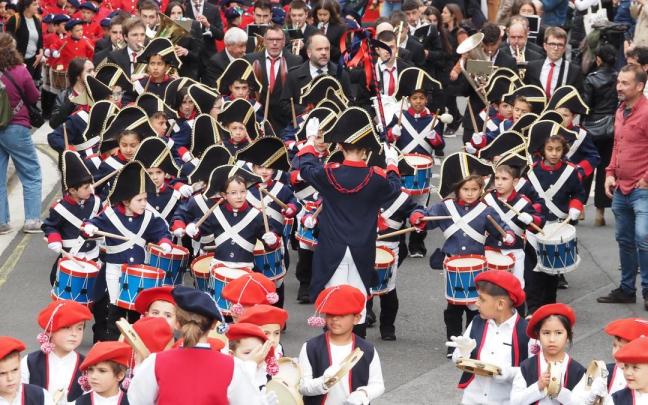 La animada tamborrada infantil volverá a inundar de colorido y alegría las calles de Zestoa la tarde del próximo 3 de mayo / Aitor La animada tamborrada infantil volverá a inundar de colorido y alegría las calles de Zestoa la tarde del próximo 3 de mayo