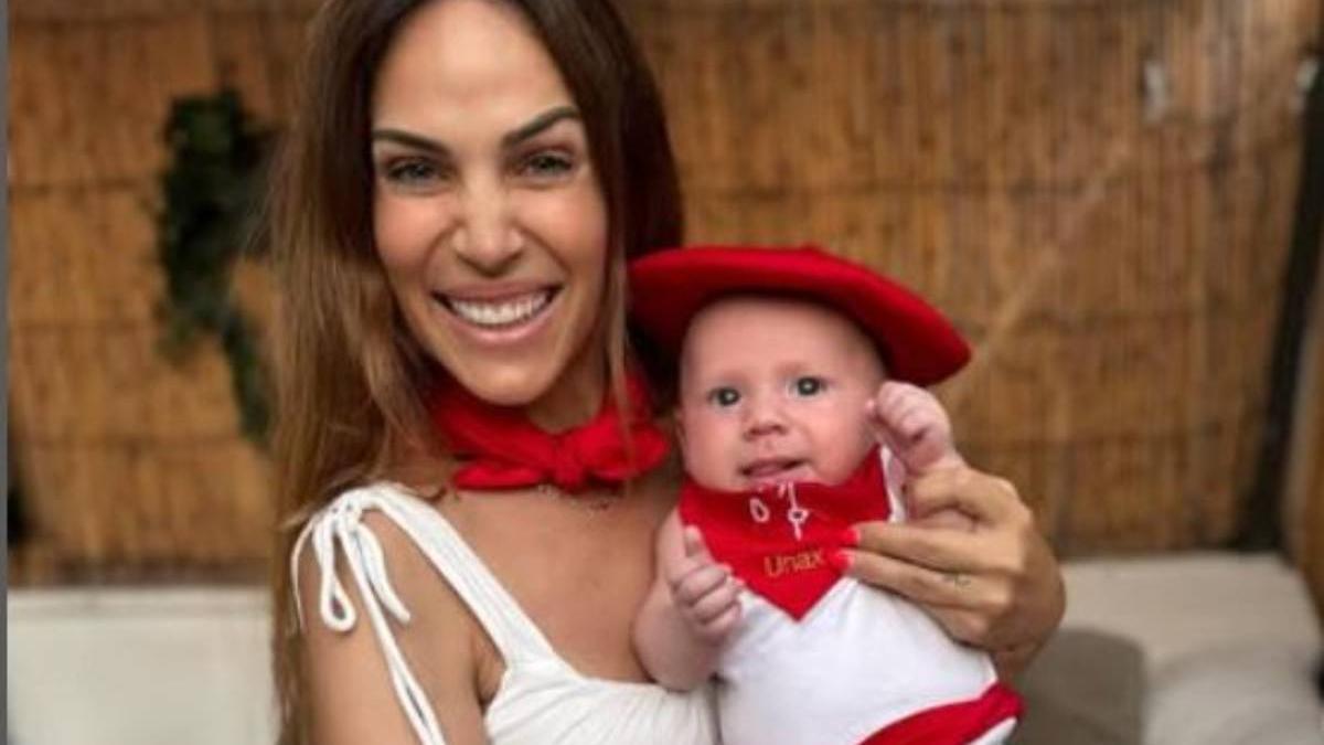 Nerea Garmendia y su hijo Unax vestidos de San Fermín