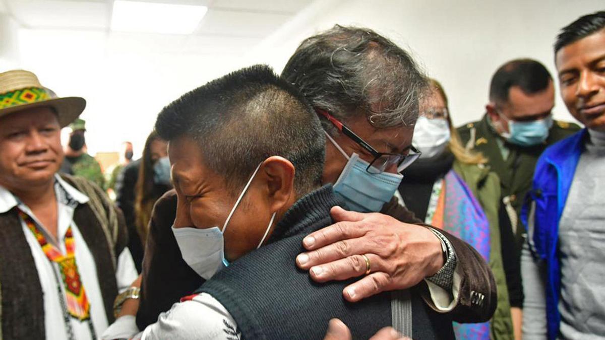 El presidente colombiano, Gustavo Petro, abrazando al abuelo de los niños rescatados, Narciso Mucutuy.