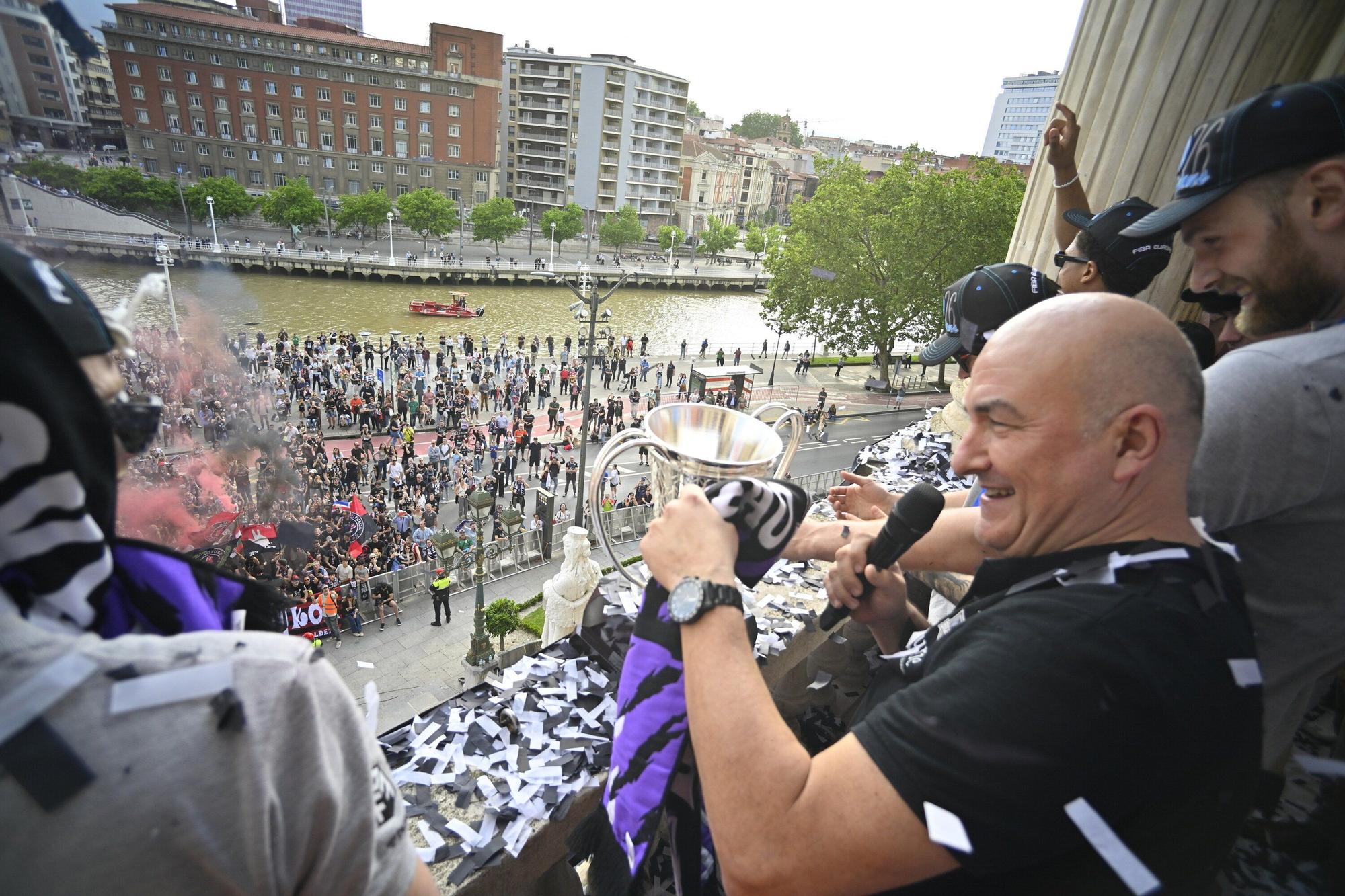 Ponsarnau dedica el título europeo a la afición desde el balcón consistorial. / OSKAR GONZÁLEZ