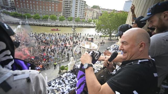 Ponsarnau dedica el título europeo a la afición desde el balcón consistorial. / OSKAR GONZÁLEZ