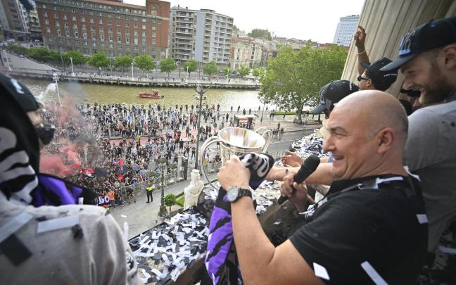Ponsarnau dedica el título europeo a la afición desde el balcón consistorial. / OSKAR GONZÁLEZ