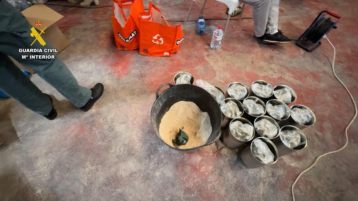 Descubren 100 kilos de marihuana envasada en latas de tomate en una nave de Alicante