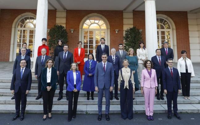 Los ministros y ministras en las escalinatas de la Moncloa.