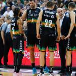 Jaume Ponsarnau imparte instrucciones entre sus jugadores.