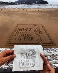 Dibujo en la arena de la Cocha para cuidar el mar
