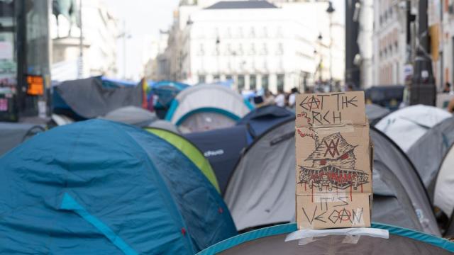 En imágenes: La acampada de Sol vive su quinta noche en auge y apunta hacia una huelga general