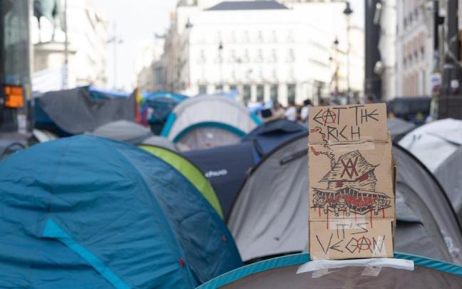 En imágenes: La acampada de Sol vive su quinta noche en auge y apunta hacia una huelga general