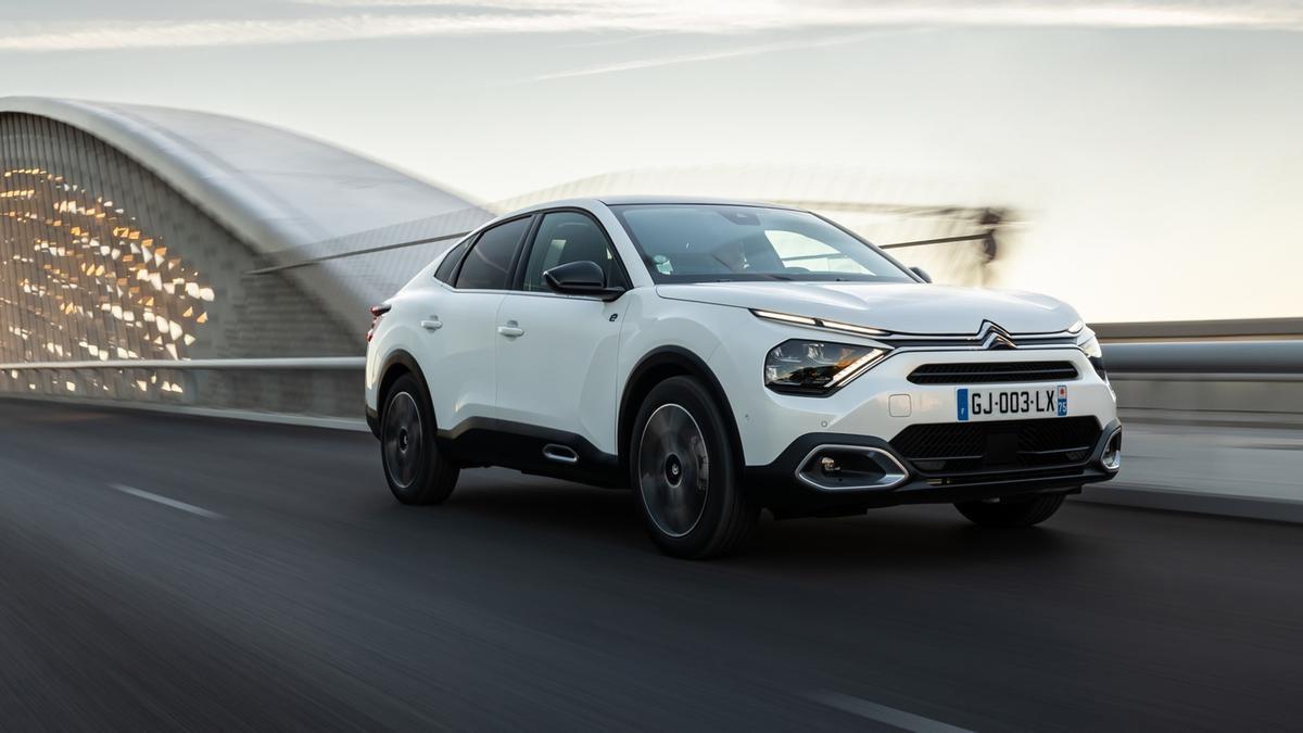 Citroën apuesta por la fusión de estilos, dotando al esbelto sedán de características y aditamentos propios de los SUV.