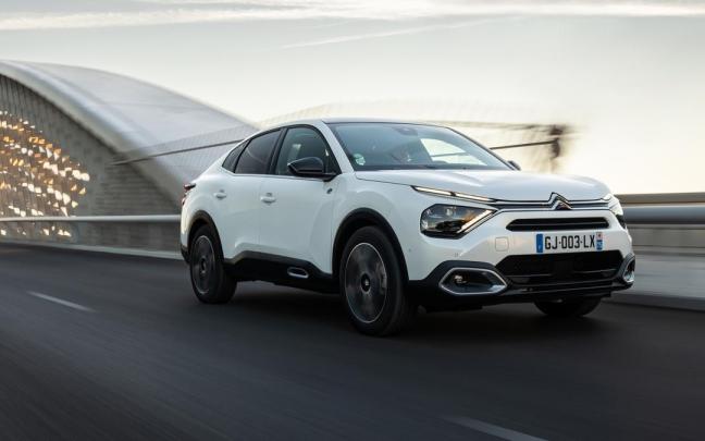 Citroën apuesta por la fusión de estilos, dotando al esbelto sedán de características y aditamentos propios de los SUV.