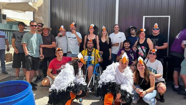 Vecinos disfrutando de la primera Fiesta de la Cigüeña en Zambrana en 2024