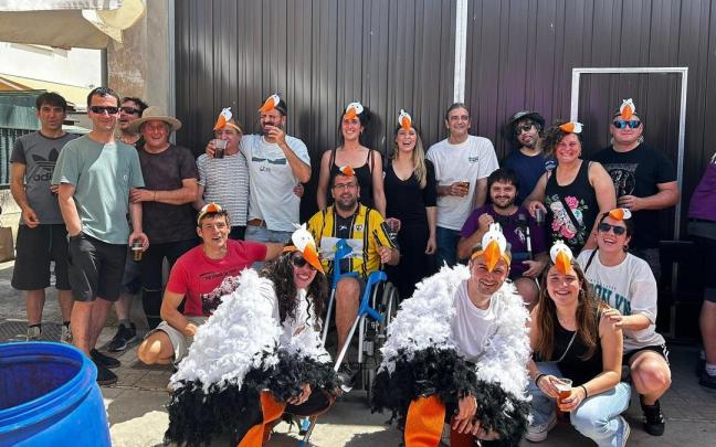 Vecinos disfrutando de la primera Fiesta de la Cigüeña en Zambrana en 2024