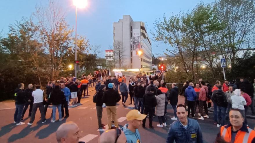 Concentración desde primera hora en el exterior de Bridgestone Basauri en la segunda jornada de huelga de la planta
