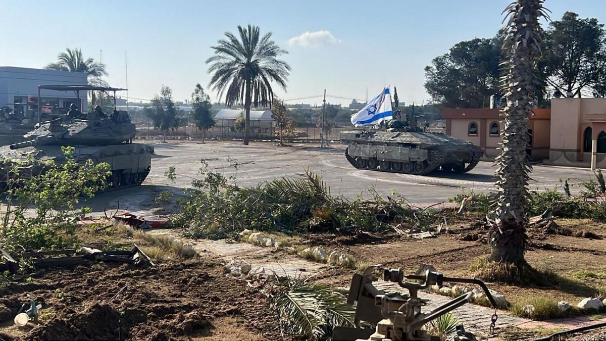 Los tanques del Ejército israelí controlan el cruce fronterizo de Rafah, prohibiendo el paso de personas y de la ayuda humanitaria.