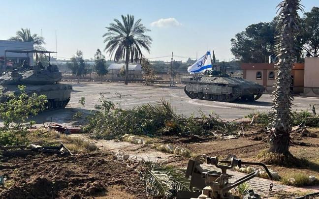 Los tanques del Ejército israelí controlan el cruce fronterizo de Rafah, prohibiendo el paso de personas y de la ayuda humanitaria.