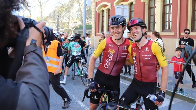 Alex Aranburu e Ion Izagirre tras el Gran Primeo Miguel Indurain que venció el de Ormaiztegi.