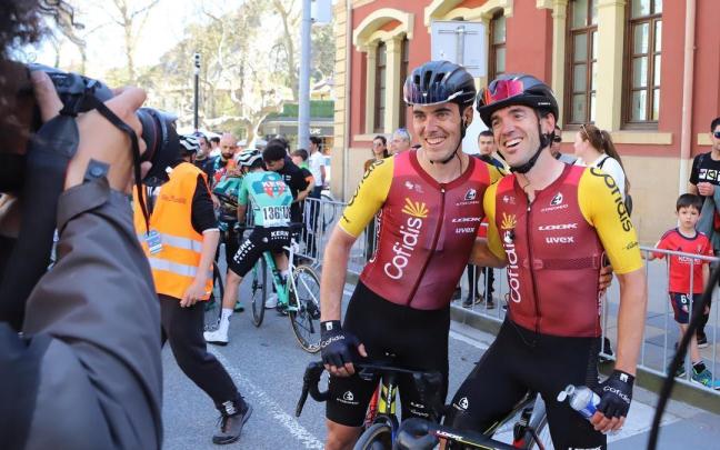 Alex Aranburu e Ion Izagirre tras el Gran Primeo Miguel Indurain que venció el de Ormaiztegi.