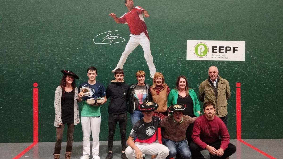 Los ganadores, en la entrega de premios en el trinquete Tornosolo de Abadiño.