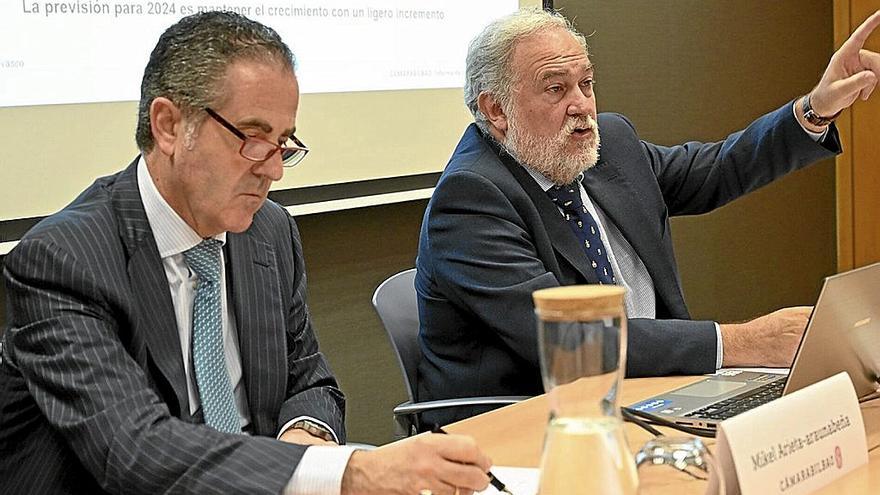 El secretario general de la Cámara, Mikel Arieta-araunabeña y su presidente, ayer en Bilbao.