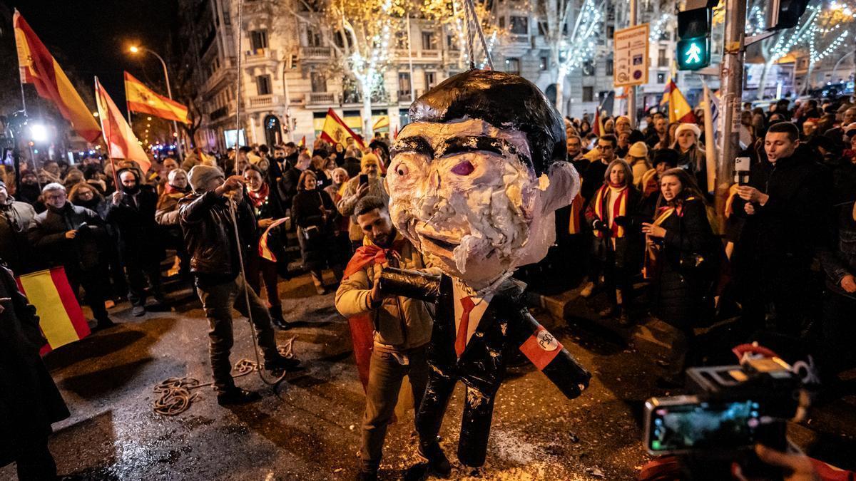 Manifestantes destrozan un muñeco con la efigie de Sánchez.