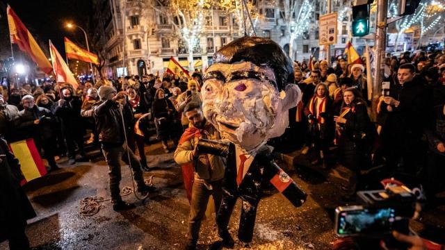 Manifestantes destrozan un muñeco con la efigie de Sánchez.