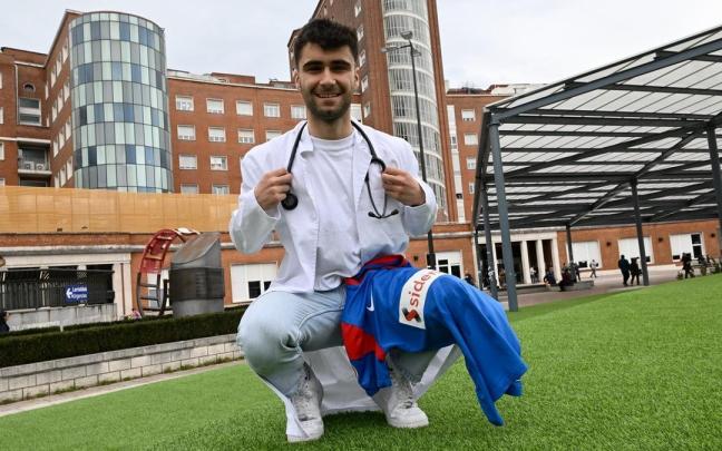 Unai Buján, jugador del Amorebieta, posa en el exterior del Hospital Universitario de Cruces, donde realiza prácticas.