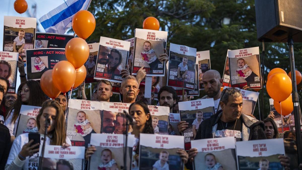 Familiares y amigos de la familia Bibas durante una protesta para pedir su liberación.