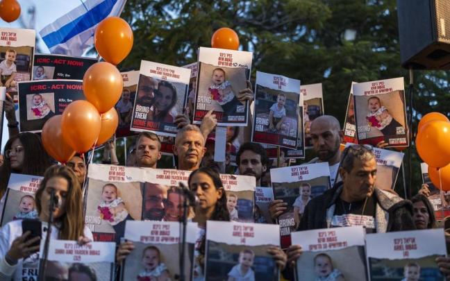 Familiares y amigos de la familia Bibas durante una protesta para pedir su liberación.