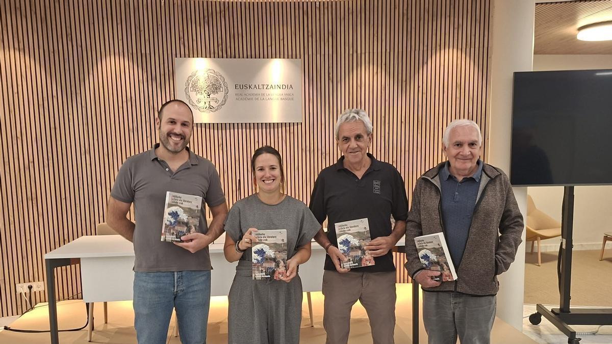 El libro ha sido elaborado por los escritores Gaizka Zabarte y Joseba Sarrionandia