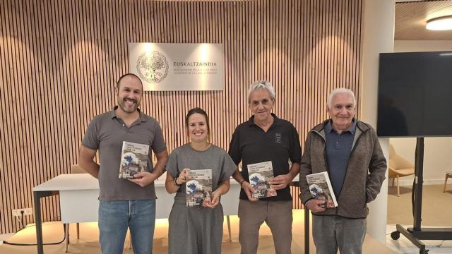 El libro ha sido elaborado por los escritores Gaizka Zabarte y Joseba Sarrionandia