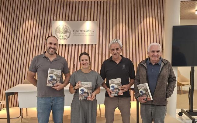 El libro ha sido elaborado por los escritores Gaizka Zabarte y Joseba Sarrionandia