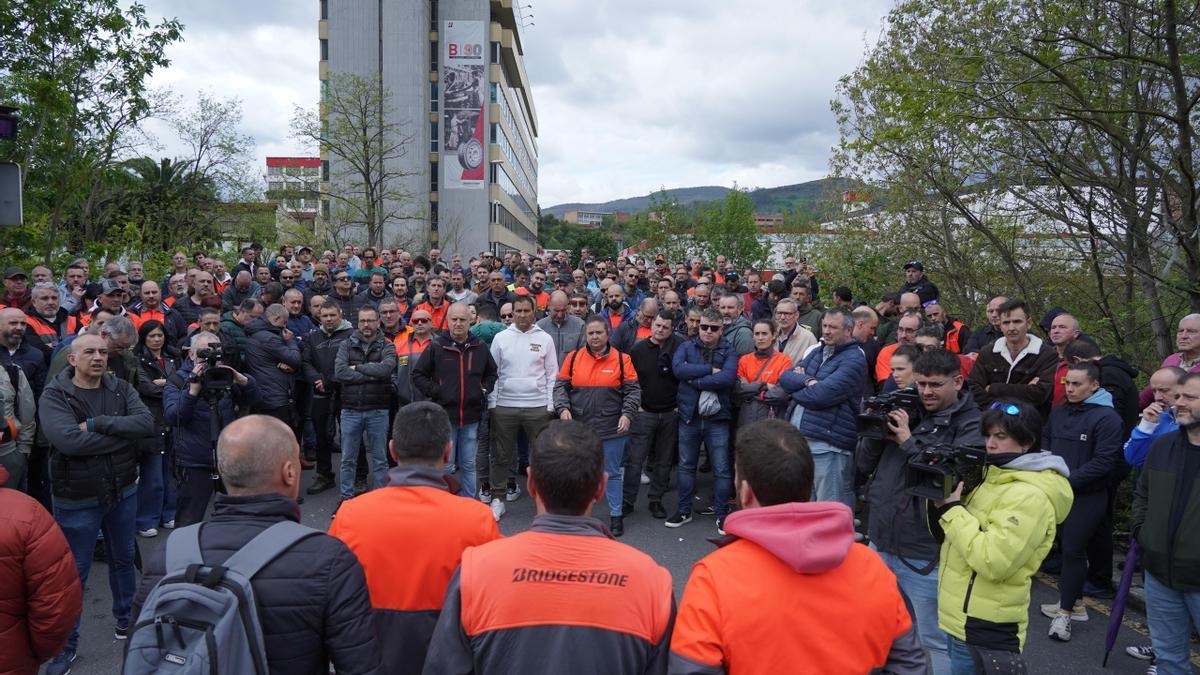 Trabajadores de Bridgestone Basauri en la concentración convocada este mediodía a la entrada de la planta