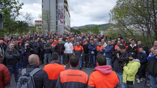 Trabajadores de Bridgestone Basauri en la concentración convocada este mediodía a la entrada de la planta / Borja Guerrero Trabajadores de Bridgestone Basauri en la concentración convocada este mediodía a la entrada de la planta