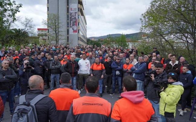 Trabajadores de Bridgestone Basauri en la concentración convocada este mediodía a la entrada de la planta / Borja Guerrero Trabajadores de Bridgestone Basauri en la concentración convocada este mediodía a la entrada de la planta