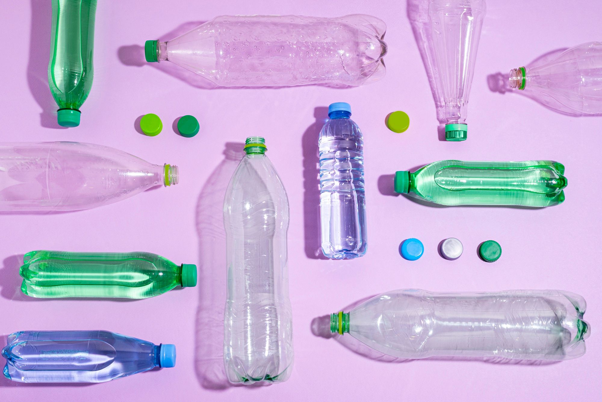Botellas de plástico de distintos tamaños y colores.