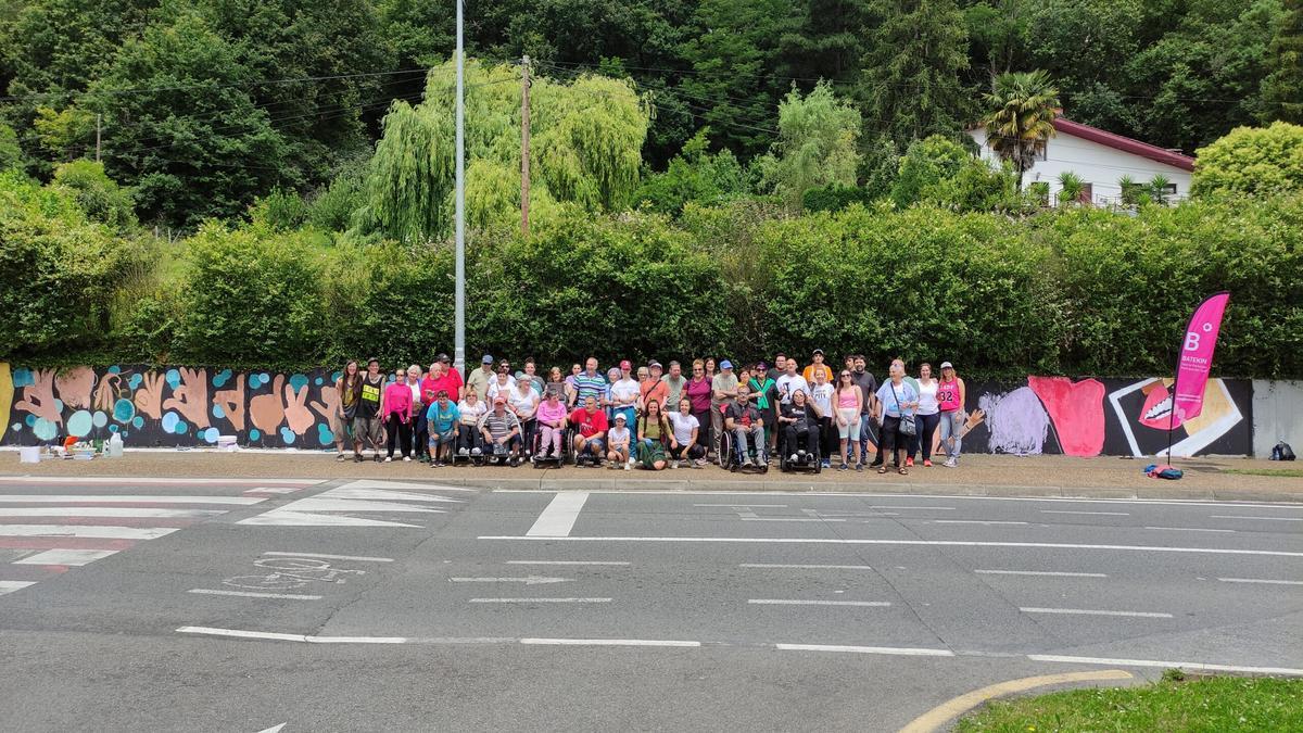 Miembros de asociaciones del voluntariado de Aiaraldea junto al mural inclusivo que pintaron en Laudio