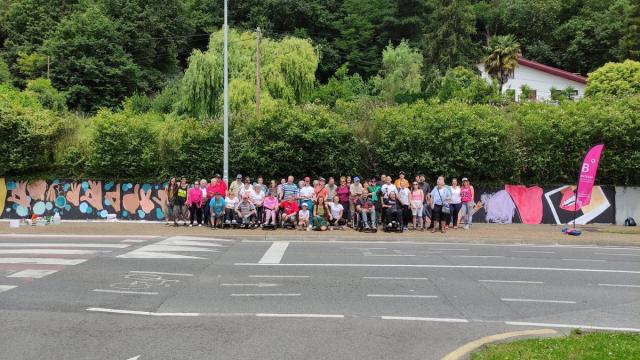 Miembros de asociaciones del voluntariado de Aiaraldea junto al mural inclusivo que pintaron en Laudio