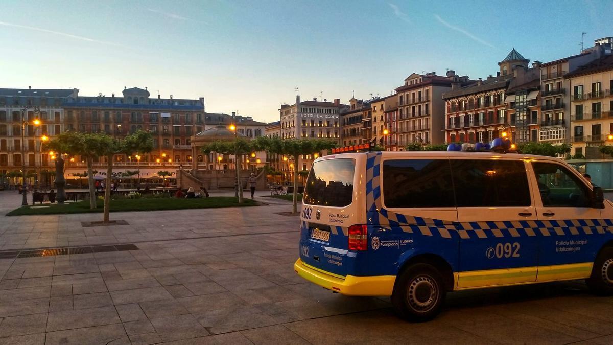Una furgoneta de Policía Municipal de Pamplona al atardecer en la Plaza del Castillo.
