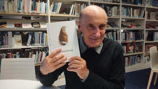 Felipe Uriarte, bere liburuarekin.