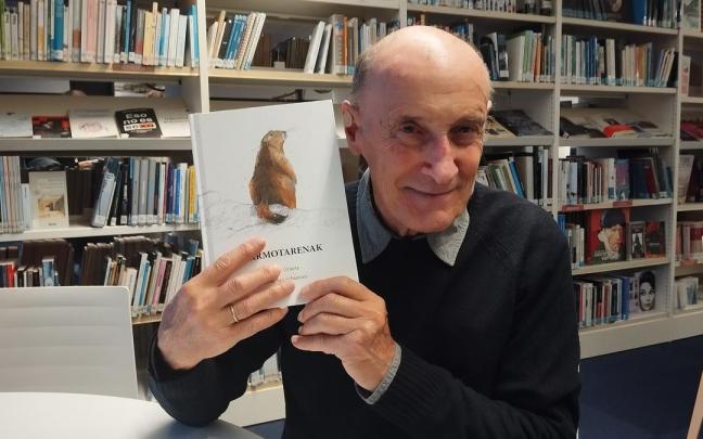 Felipe Uriarte, bere liburuarekin.