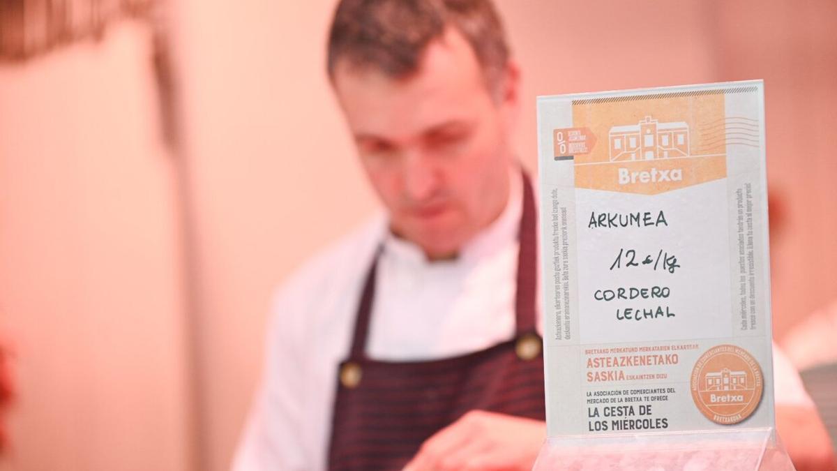 Cartel con la oferta del día en una carnicería.