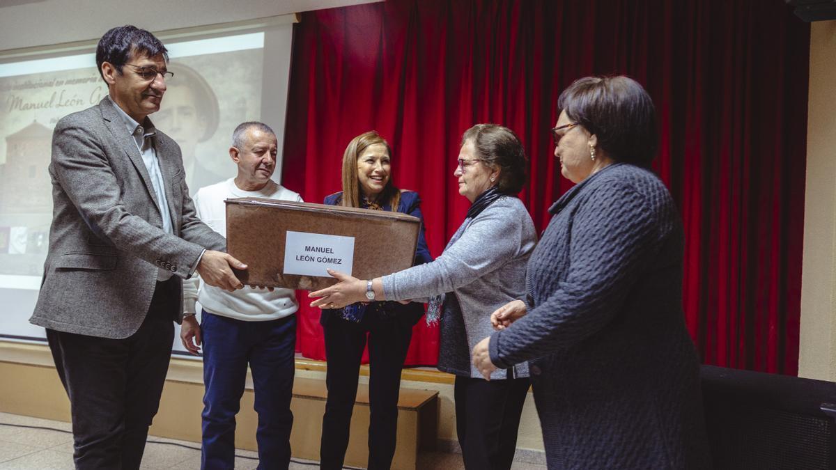 La consejera  de Justicia y Derechos Humanos y el director de Gogora se desplazaron al pueblo de Manuel López para entregar sus restos