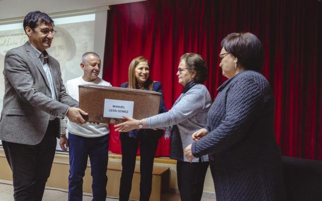 La consejera  de Justicia y Derechos Humanos y el director de Gogora se desplazaron al pueblo de Manuel López para entregar sus restos