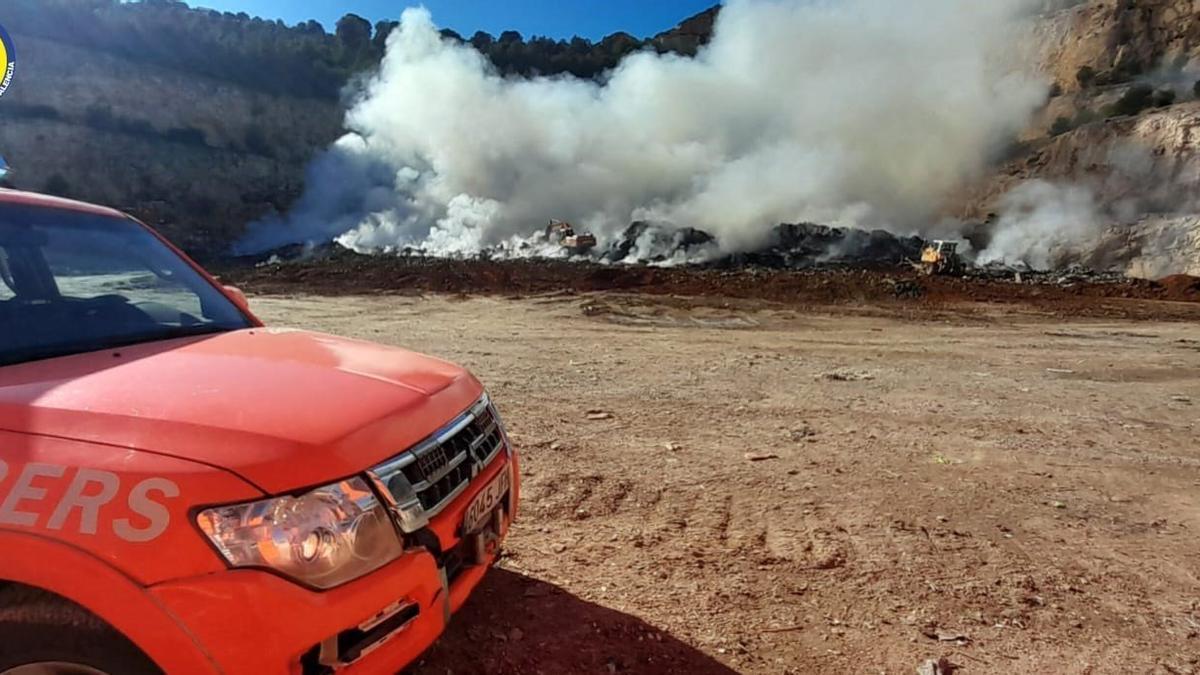 Bomberos trabajando en el incendio de Alberic