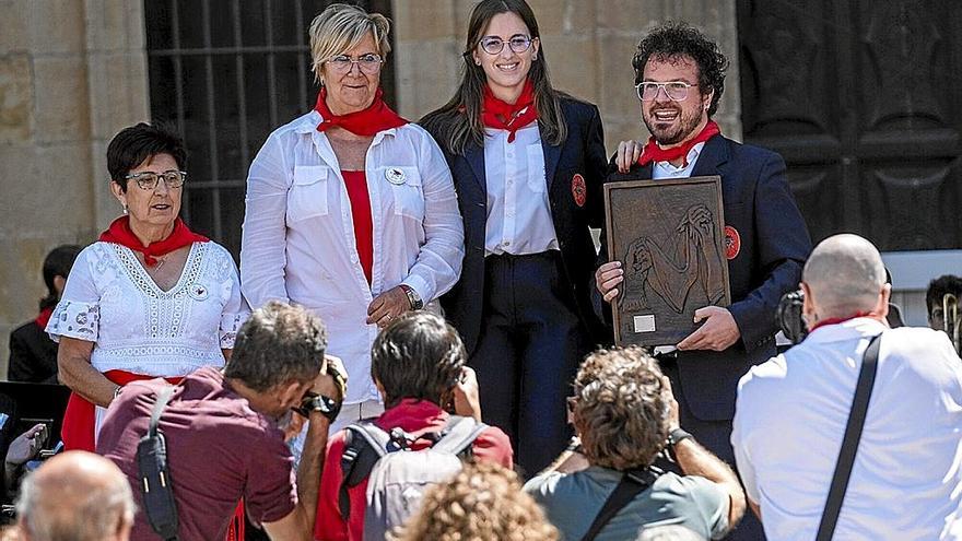 Verónica Sanz e Isaac Irimia, presidenta y director de la banda, reciben una placa como homenje.