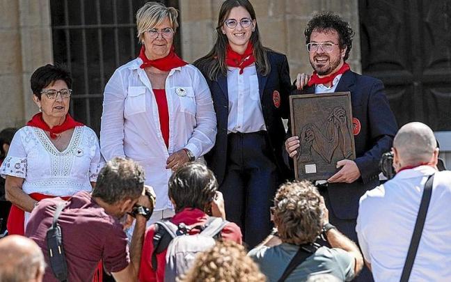 Verónica Sanz e Isaac Irimia, presidenta y director de la banda, reciben una placa como homenje.