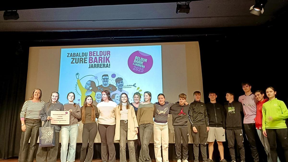 Participantes premiados en Beldur Barik posan tras recoger su reconocimiento