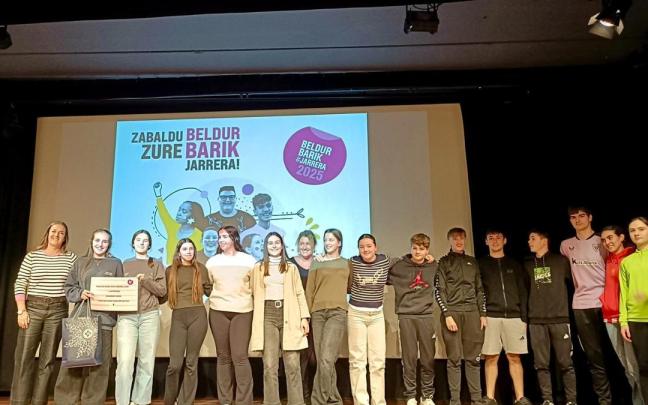 Participantes premiados en Beldur Barik posan tras recoger su reconocimiento