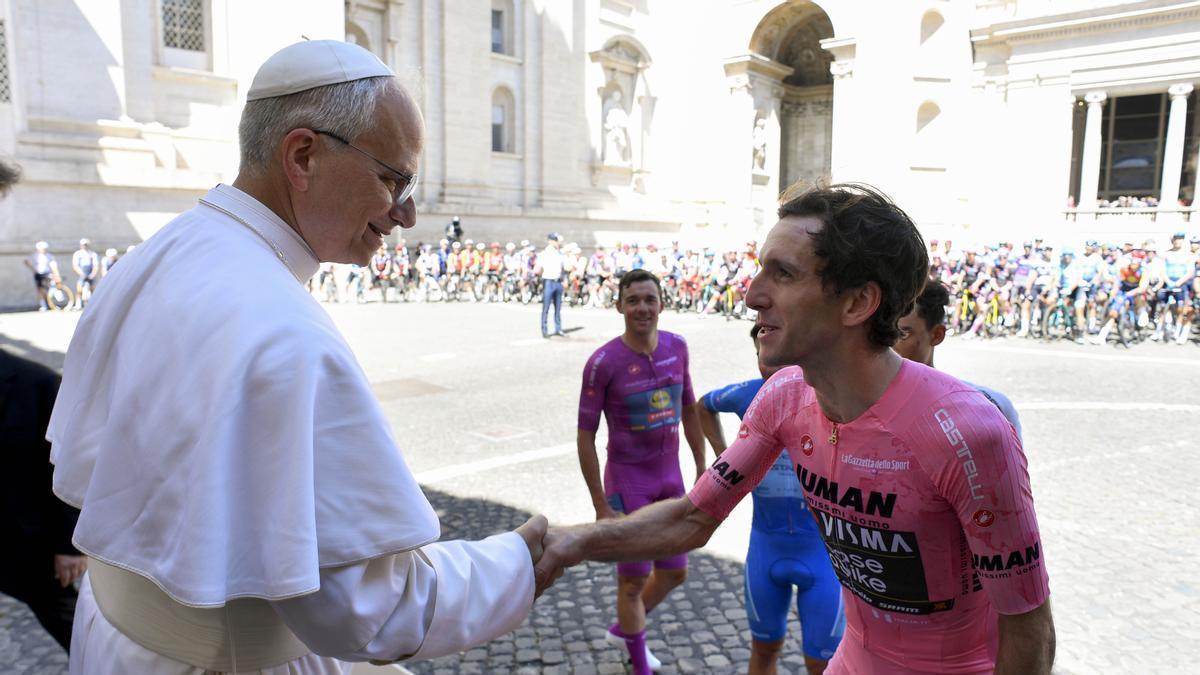 El papa León XIV saluda al líder del Giro Simon Yates en el Vaticano en Roma.