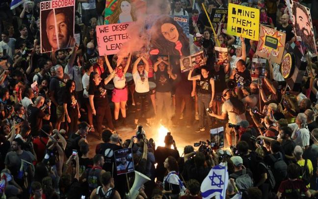Imagen de una manifestación en Tel Aviv por la libertad de los rehenes israelíes / ABIR SULTAN Imagen de una manifestación en Tel Aviv por la libertad de los rehenes israelíes